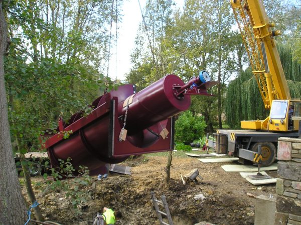 Lifting hydro turbine